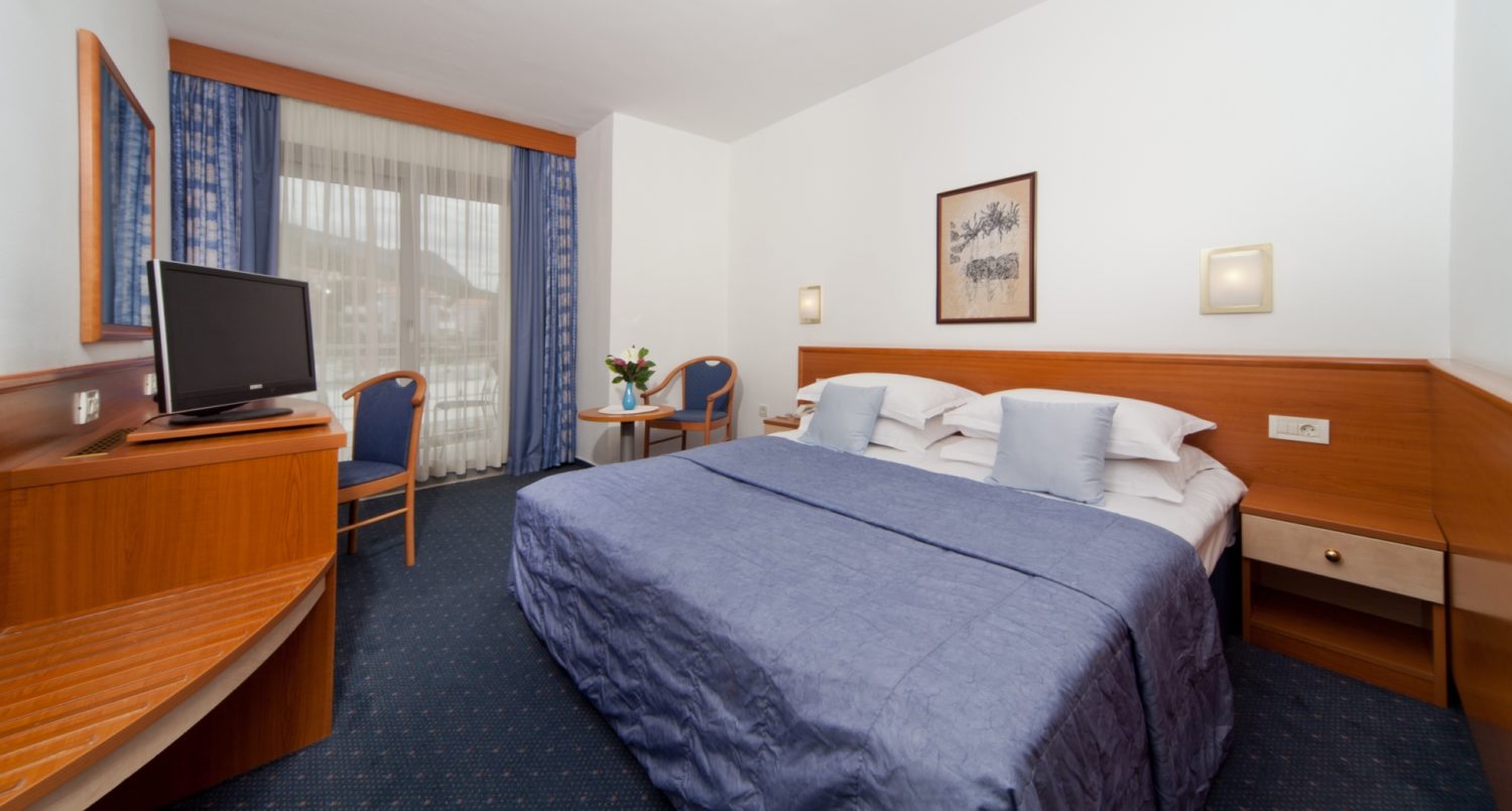 Alga_standard_double_room_park_balcony_WIDE