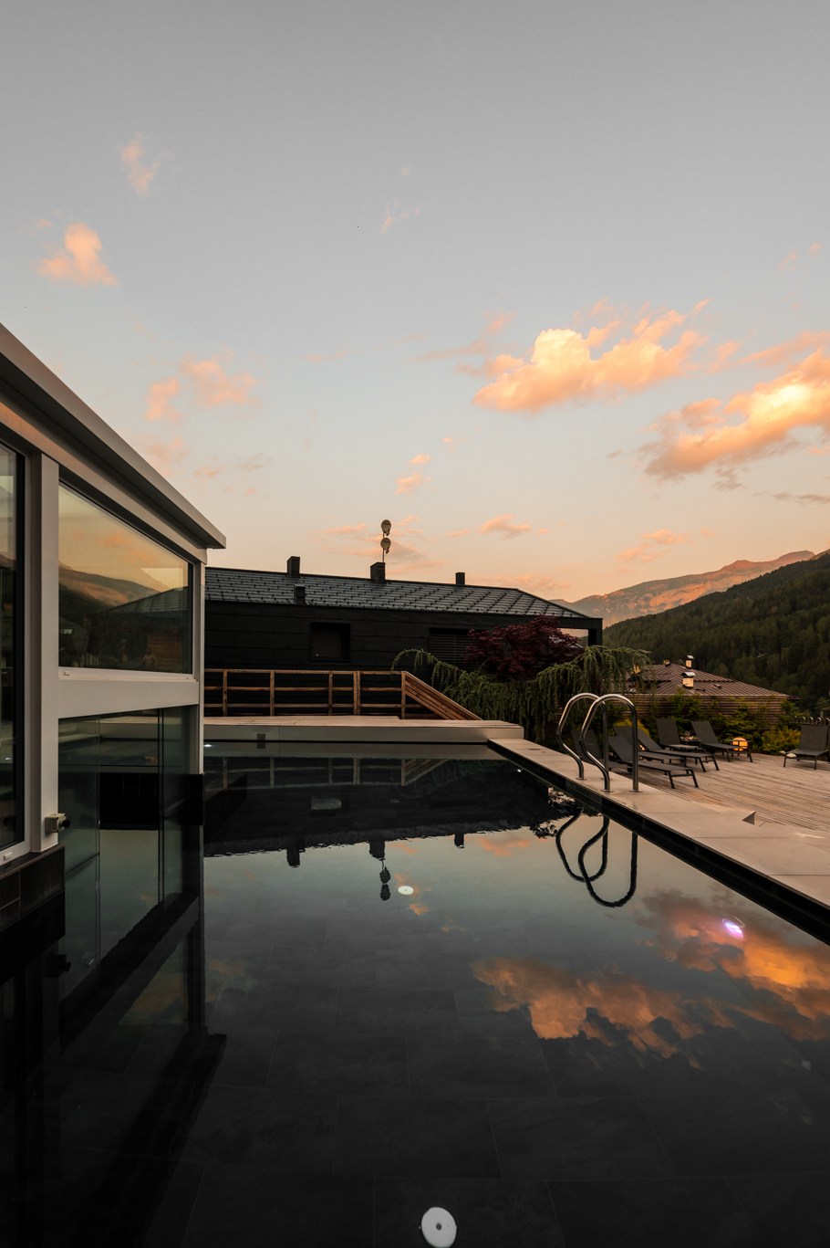piscina esterna tramonto