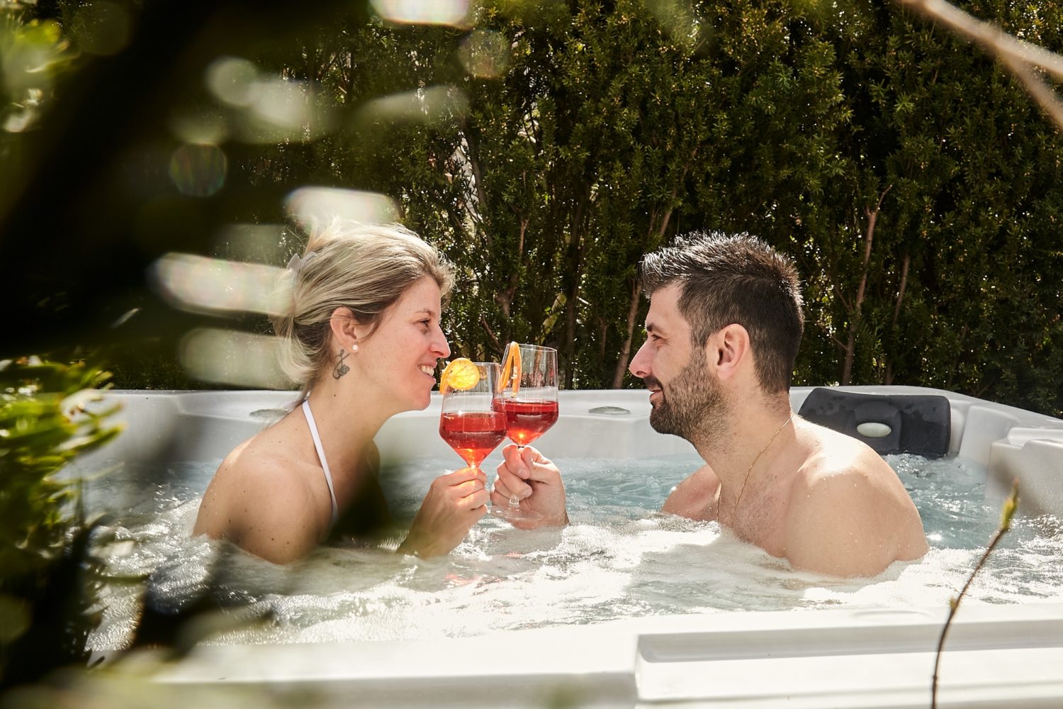 klein- Jacuzzi eingebettet im mediterranen Garten 3