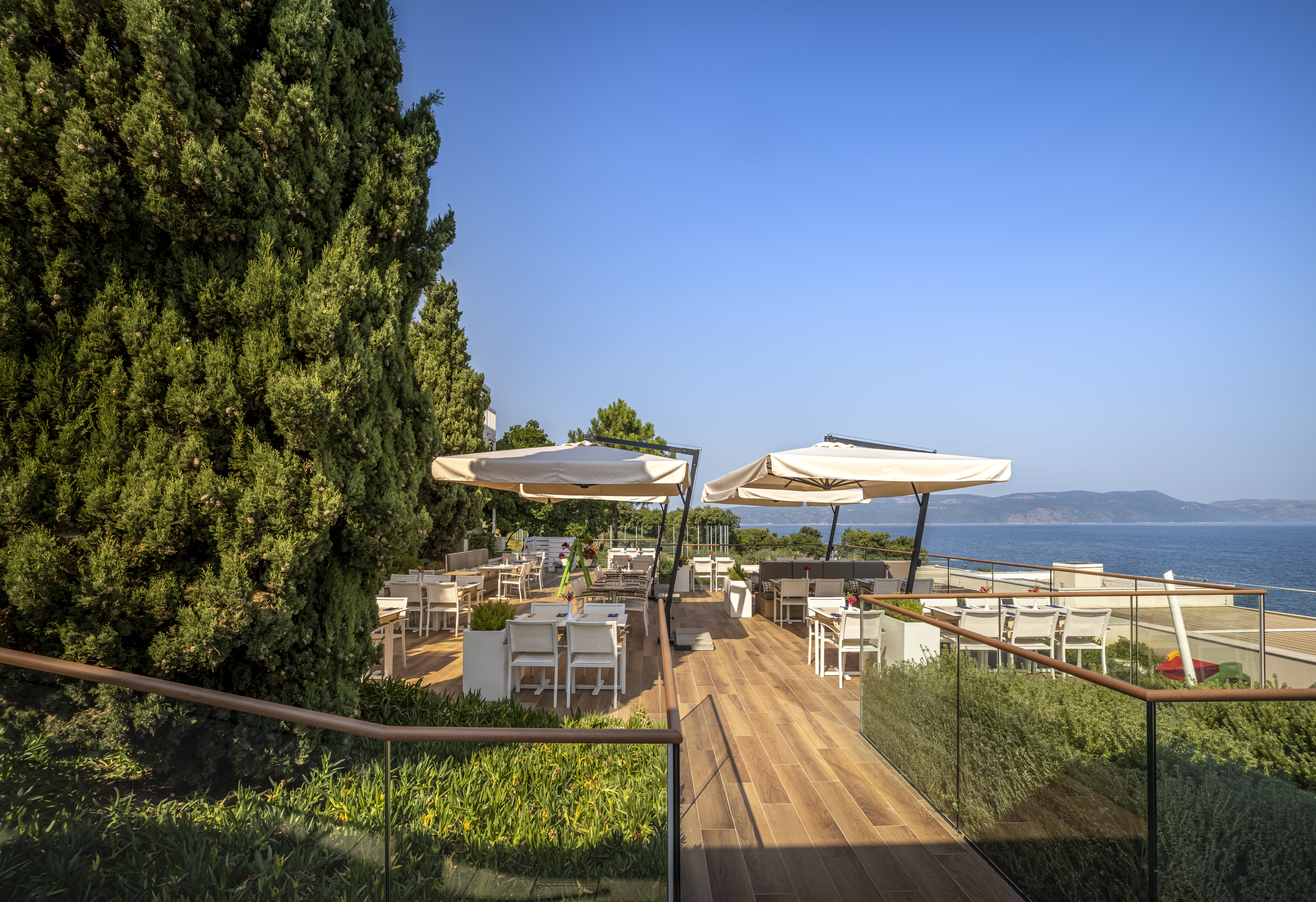 Valamar_Bellevue_Resort_Garden_Terrace_Restaurant_02_1630307431