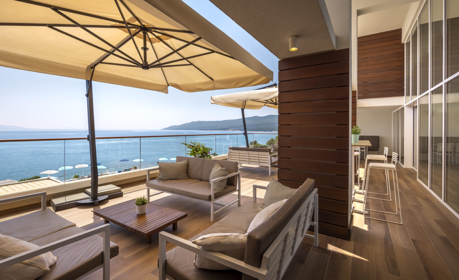 Valamar_Bellevue_Resort_Wine_Bar_02_1630307440